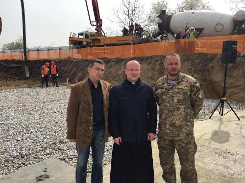 Львів: священики здійснили свячення наріжного каменю будинку для бійців АТО.(ФОТО)